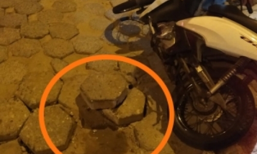 Lajota solta em via pública provoca queda de dois motociclistas em Tijucas