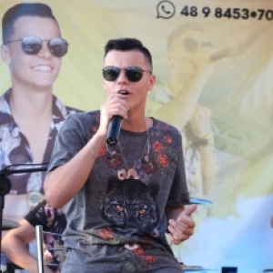 Cantor tijuquense Junior Alexandre lança música ‘Bambolê de Bobo’