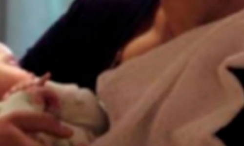 Homem empurra ex-mulher, causa lesões na filha recém nascida e tenta abusar de enteada