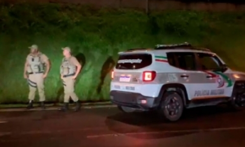 Policiais evitam tragédia e seguram mulher que tentava se jogar em carros
