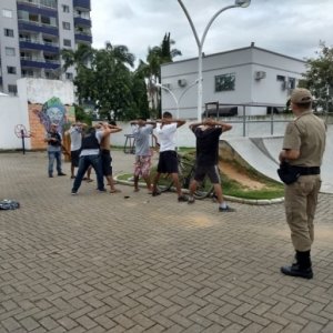 Jovens descumprem decreto e são detidos com drogas em praça pública