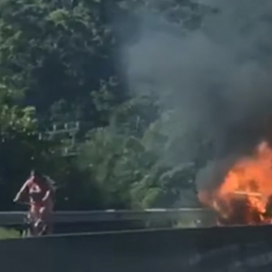 AGORA: Caminhonete fica completamente destruída após incêndio na BR-101