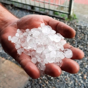 AGORA: Temporal com queda de granizo é registrado na região 