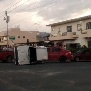 Automóvel fica tombado em rodovia após ser atingido por outro carro