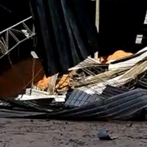 ASSUSTADOR: Cerâmica tem galpão destruído em passagem de temporal