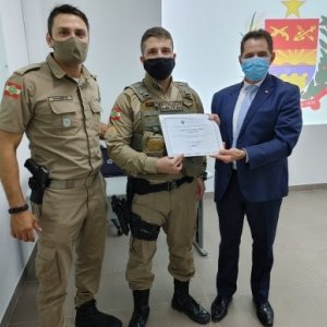 Policiais que impediram tragédia recebem moção de aplausos por ato de bravura