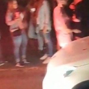 Em ocorrência de aglomeração, policiais são xingados e atingidos por copo de bebida