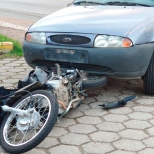 Mulher fica ferida após colisão entre carro e moto na rodovia SC-410 