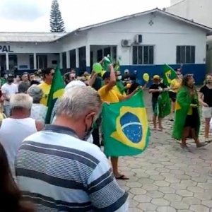 Tarde de domingo é marcada por protestos contra o lockdown em Itapema