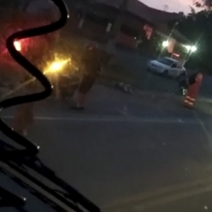 Grave atropelamento em acostamento mata mulher; outra fica ferida