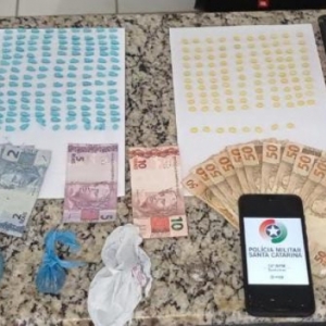 Dois homens são presos por tráfico de drogas com mais de 250 comprimidos de ecstasy