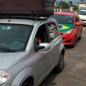 Empresários realizam ‘buzinaço’ em frente à prefeitura contra decreto