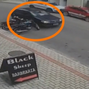 VÍDEO: Carro derruba motocicleta estacionada e motorista foge do local