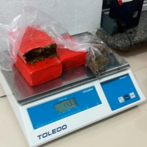 Abordagem policial em estrada do interior resulta na apreensão de 1kg de maconha