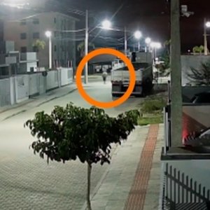 Câmeras flagram furto de baterias de caminhão durante a madrugada