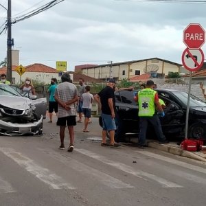 Carro é atingido por outro veículo e colide contra muro em Tijucas