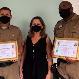 Policiais de Tijucas são homenageados após evitarem tragédia no município