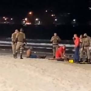 Após discussão, dupla mata homem afogado em praia de Itapema