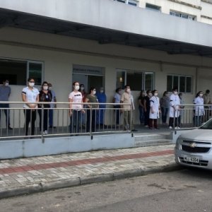 Profissionais da saúde promovem homenagens às vítimas da Covid-19