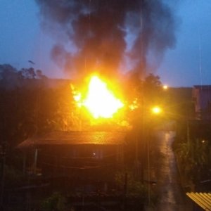Casa fica completamente destruída por incêndio durante a madrugada