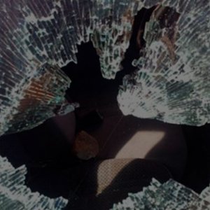 Carro estacionado em pátio de residência tem vidro quebrado e objetos furtados