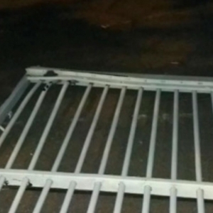 Mulher é acordada pelo ex-marido quebrando o portão de sua residência