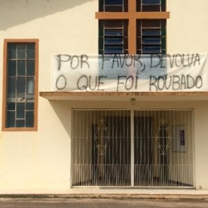Capela recebe faixa com pedido para que itens furtados sejam devolvidos