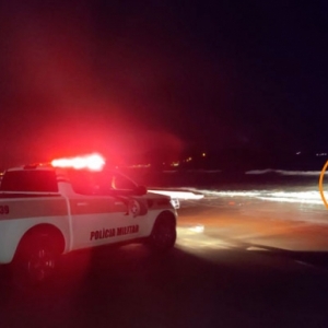 Suspeitos colocam carro no mar em tentativa de fugir após perseguição