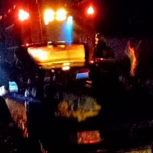 Mulher fica ferida após colidir automóvel contra cabo de aço atravessado em rua