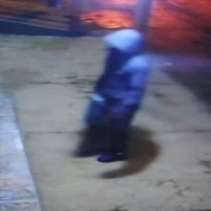 Dupla invade mercado, rende atendente e foge levando dinheiro e celulares