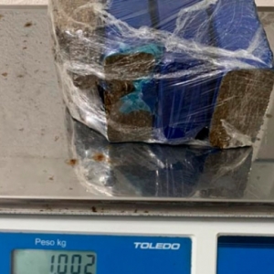 Abordagens diferentes resultam em apreensões de drogas e prisões de traficantes 