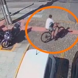 Em menos de um minuto, rapaz consegue estourar cadeado e furtar bicicleta 