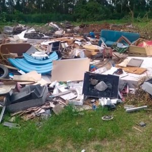 Praça pública tomada por entulho preocupa moradores de Tijucas
