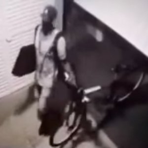 Condomínio é invadido e furtado durante a madrugada; câmeras flagraram ação
