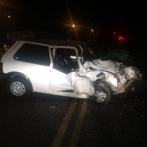 Carro invade pista contrária e provaca colisão frontal