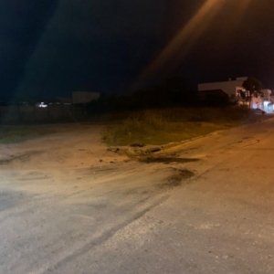 Mulher fica ferida após ser atingida por carreta bi-trem em Tijucas