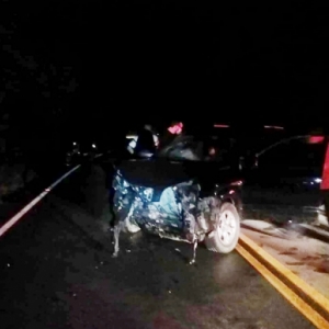 Motorista perde controle de direção em curva e provoca acidente