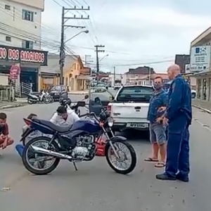 AGORA: Motociclista fica ferido após colidir em traseira de automóvel
