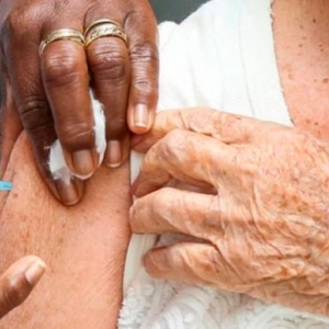 Novas doses chegam à Capital do Vale e novo grupo passa a ser vacinado