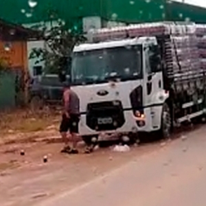 Caminhão deixa parte da carga de bebidas espalhada na pista
