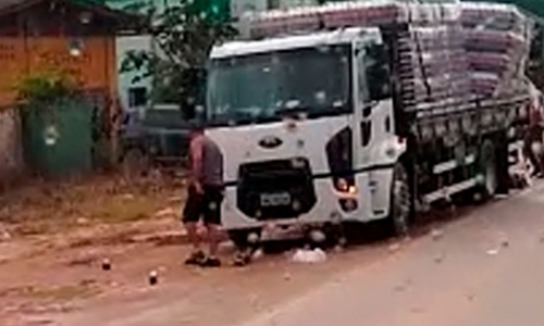 Caminhão deixa parte da carga de bebidas espalhada na pista