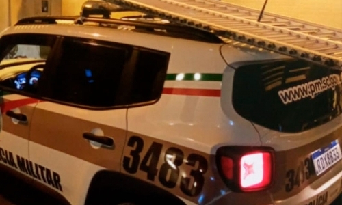 Homem diz que não furtou portão ao ser flagrado carregando objeto na madrugada