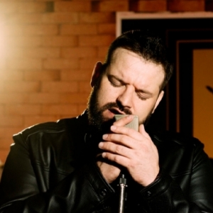 Cantor tijuquense lança música com clipe oficial e participação de influencer 