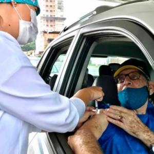 Com grande fila de carros, município aplica 200 doses da vacina contra a Covid-19