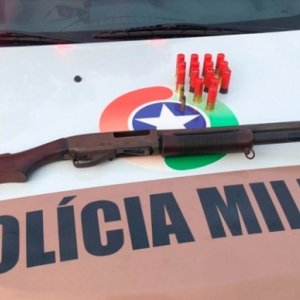 Duas pessoas são presas com arma calibre 12 e munições em acampamento