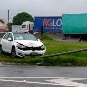 Carro sai da pista e colide contra poste na marginal da BR-101 em Tijucas