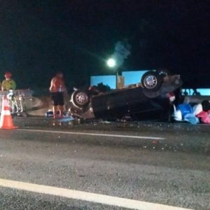 Colisão seguida de capotamento é registrada na BR-101