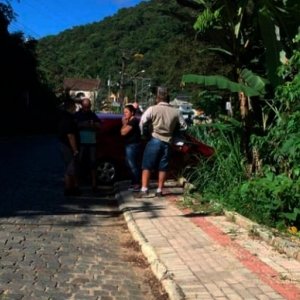 Criança de 10 anos é atropelada por veículo após atravessar rua de bicicleta