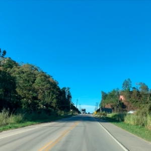Homem xinga policiais, foge em motocicleta, cai e é atingido por tiro de espingarda