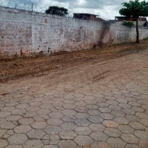 Após denúncias, ‘lixão a céu aberto’ é removido de calçada em Tijucas